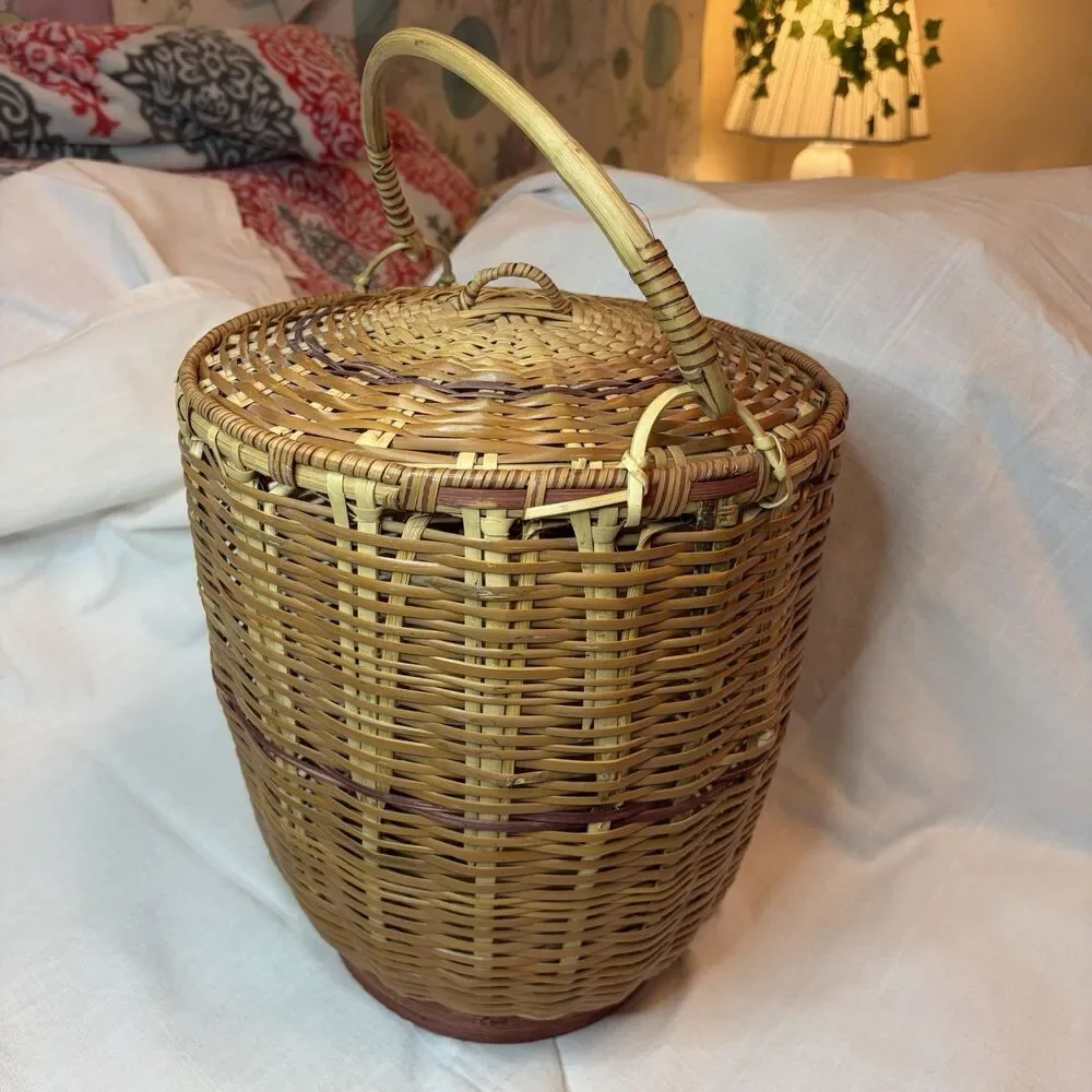 Vintage Hand Woven Wicker Basket With Fitted Lid Top Handle 11” x 14”